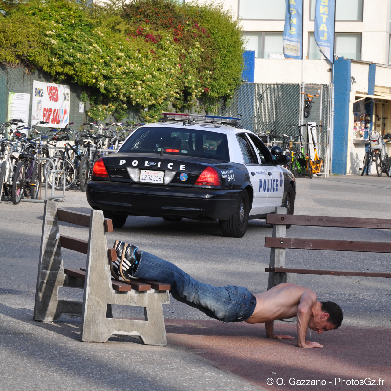Pompes derrière une voiture de police