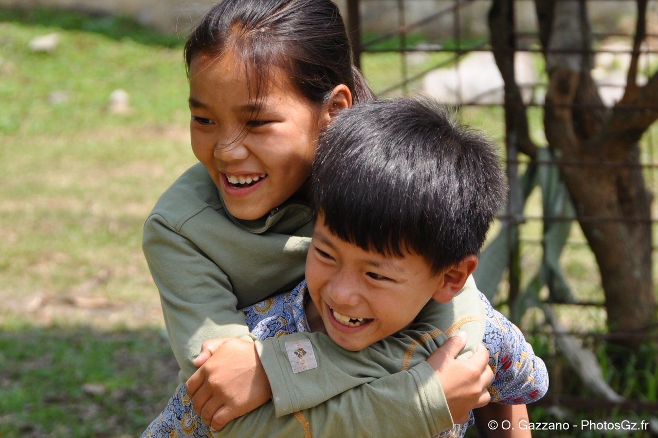 Enfants népalais.Pokhara, Népal - 10 avril 2012