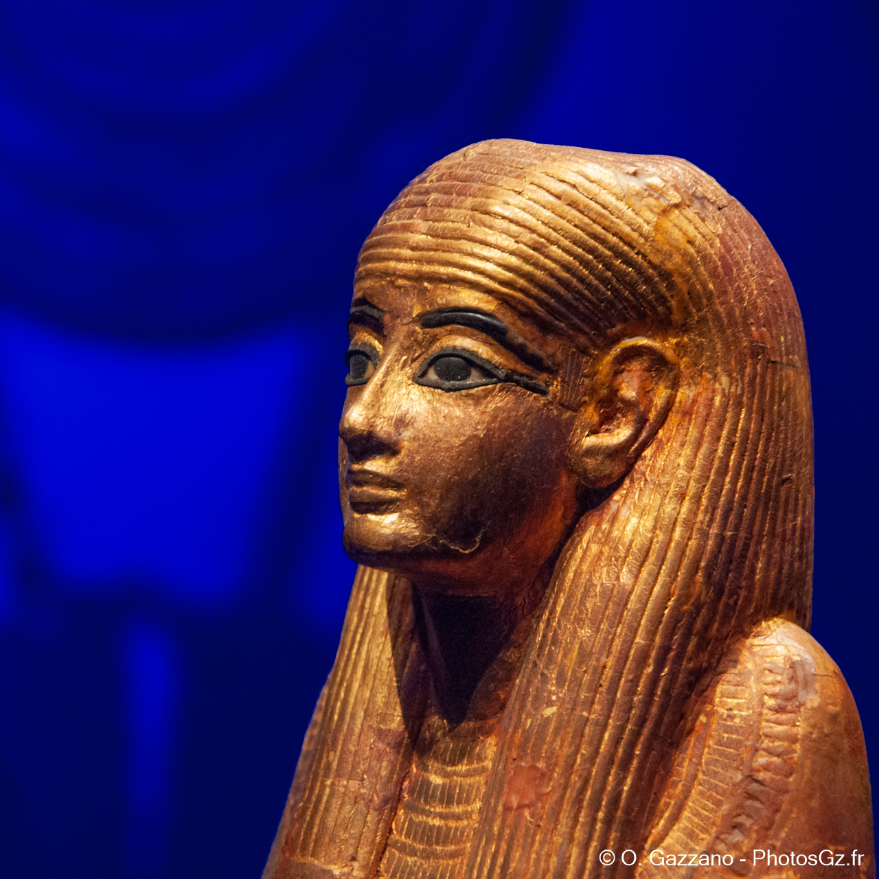 Statuette en bois doré de Sened sur socle avec inscriptions