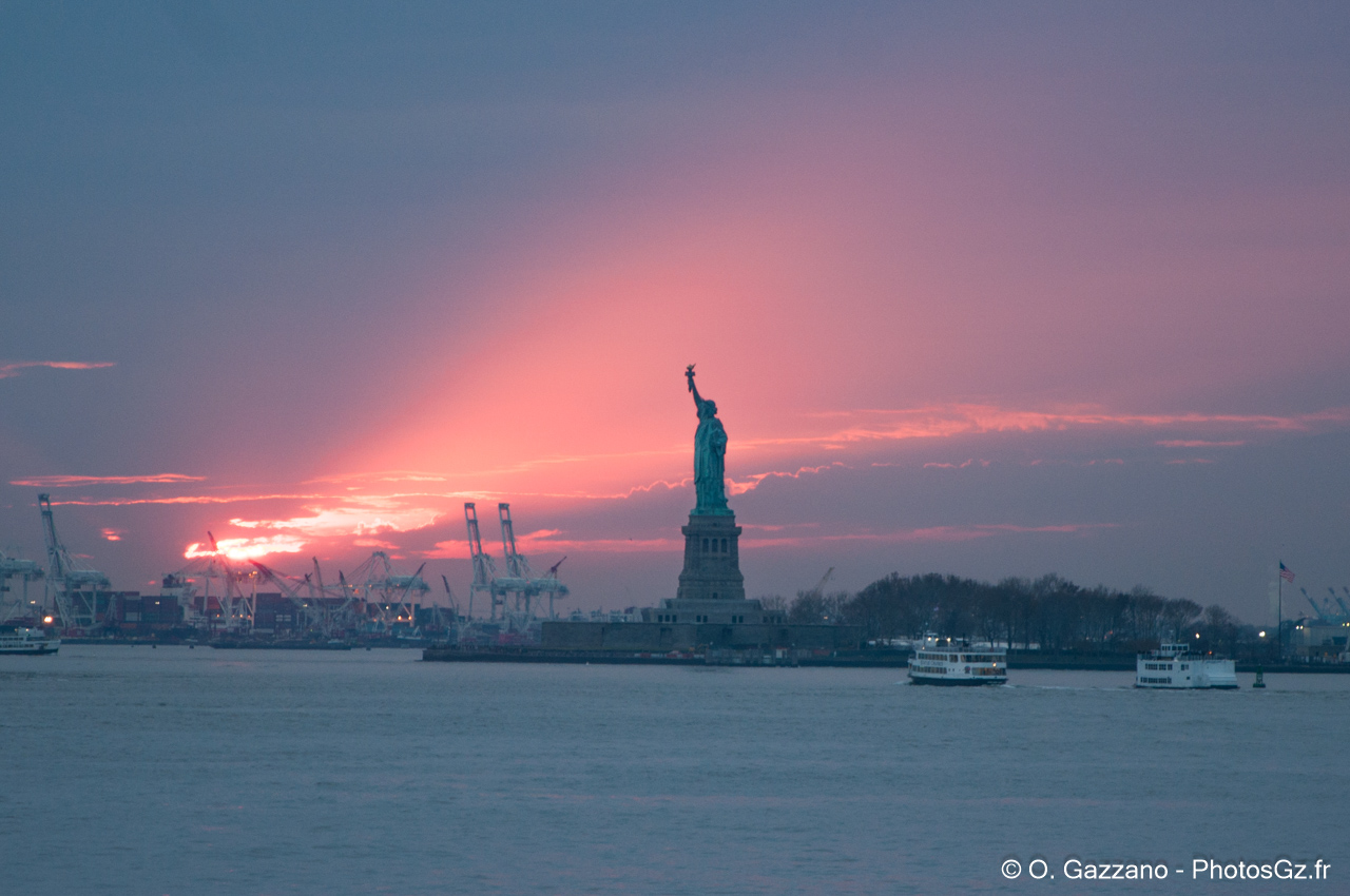 Coucher du soleil sur la Statue de la Liberté - New York City