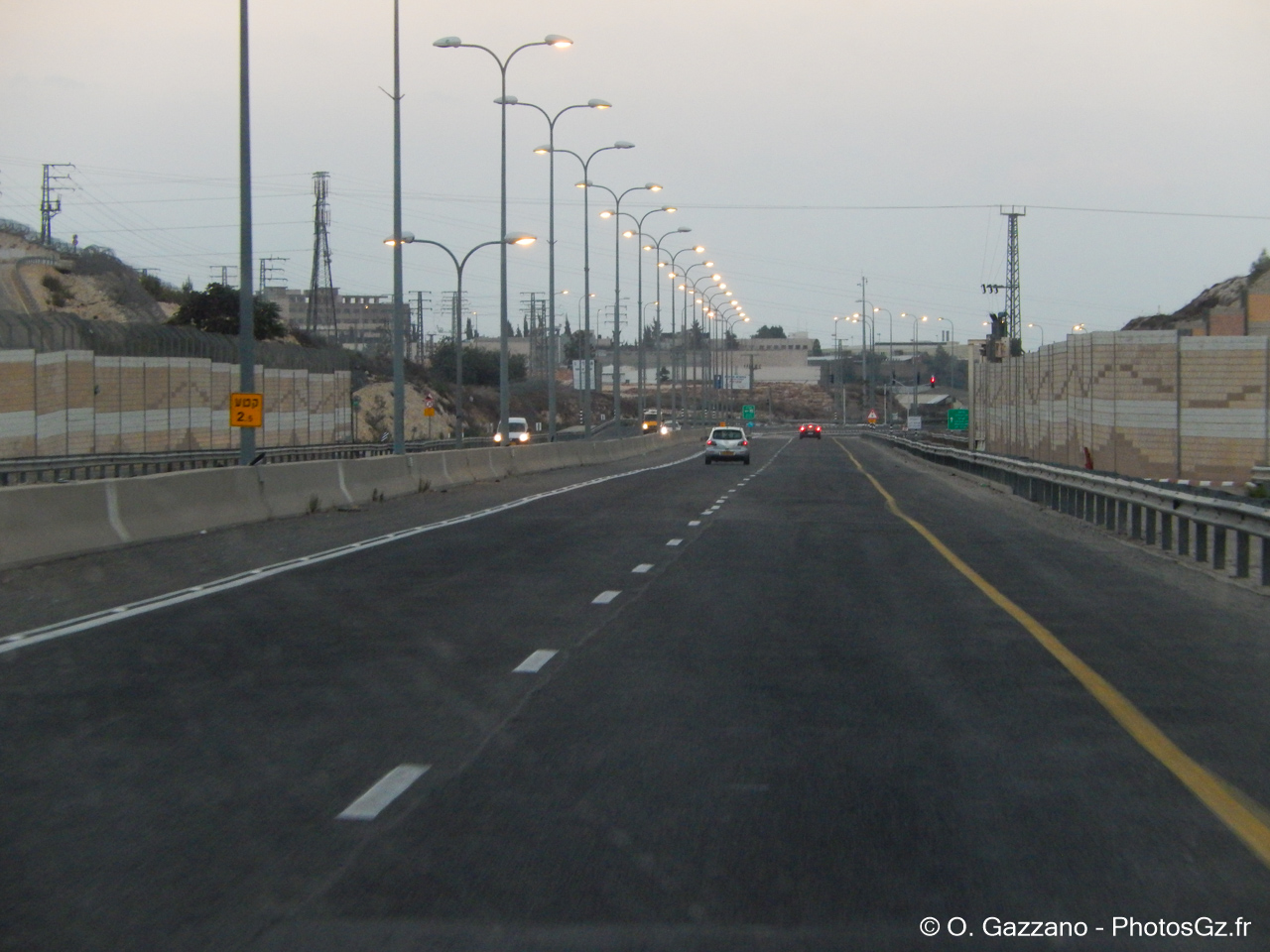 Autoroute entre des murs en Cisjordanie vers Jérusalem