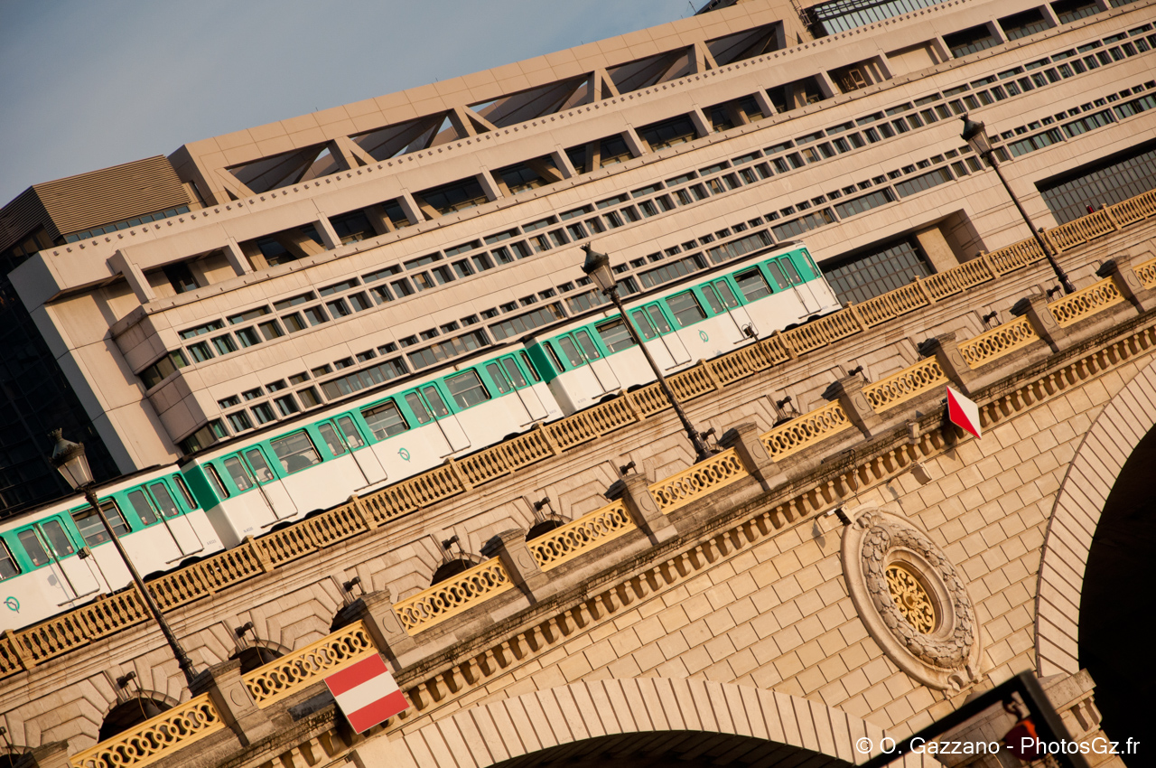 Métro Parisien devant Bercy au lever du soleil