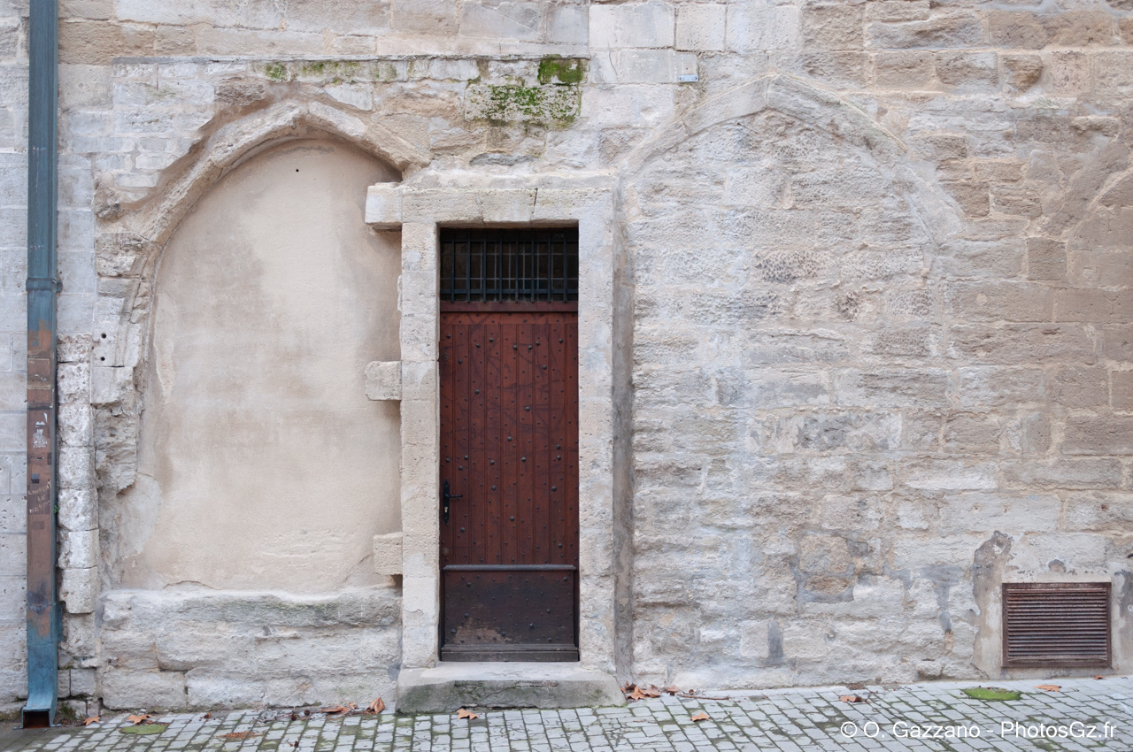 Une porte dans d’anciennes arches..Avignon, France - 1 janvier 2021